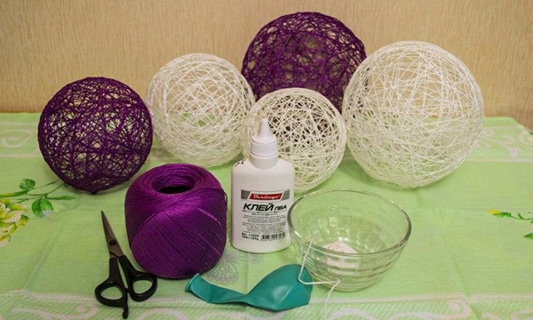 Материалы и процесс создания ажурных шаров из ниток и клея для елки