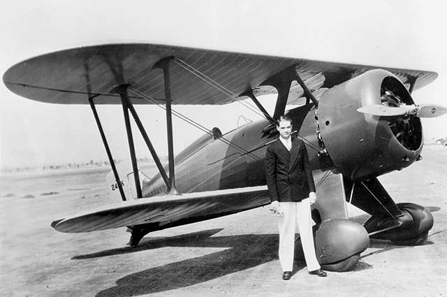 Изображение Говарда Хьюза рядом с экспериментальным самолетом-истребителем