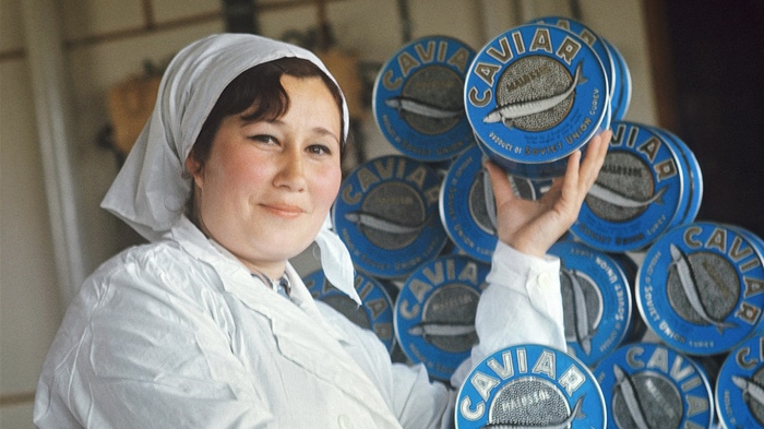 Банки с чёрной икрой СССР советский деликатес дефицит