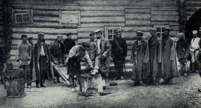 Старинная гравюра или рисунок: каторжники за работой в Сибири