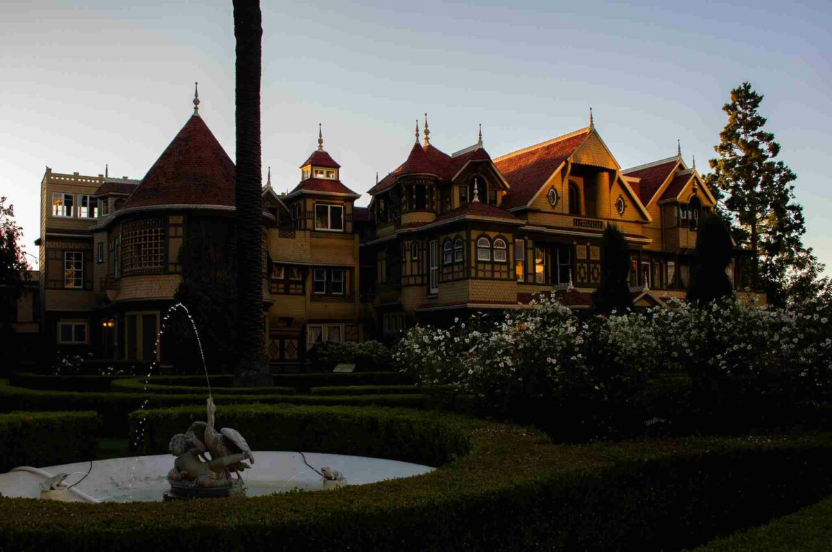 Дом Винчестеров в Калифорнии на закате вид снаружи современное фото