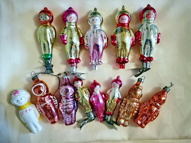 Классическая стеклянная елочная игрушка-космонавт на прищепке 1960-х годов