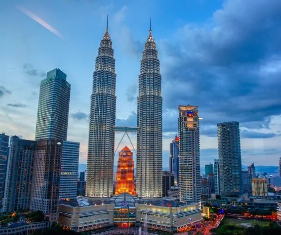 Вид на башни Петронас (Petronas Twin Towers) в Куала-Лумпуре
