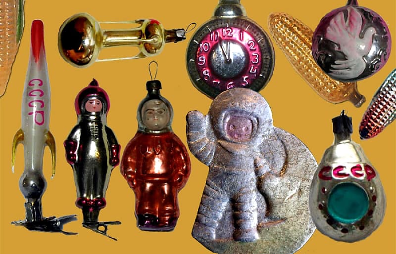 Коллекция советских елочных игрушек на желтом фоне с космонавтами ракетами и кукурузой