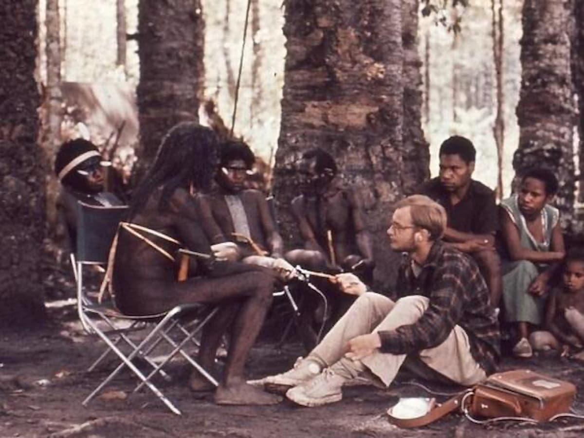 Майкл Рокфеллер с аборигенами цветное фото