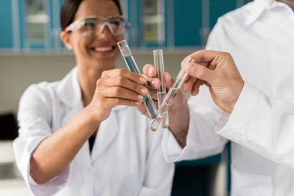 Учёный работает с клетками в биолаборатории