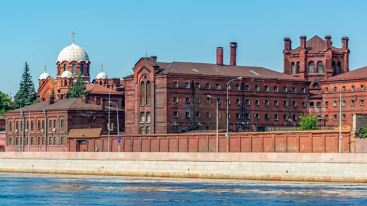 Тюрьма Кресты в Санкт-Петербурге &mdash; вид снаружи