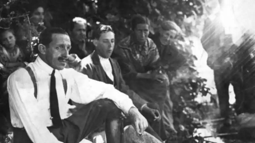 Изображение короля Альфонсо XIII в компании друзей на вечеринке