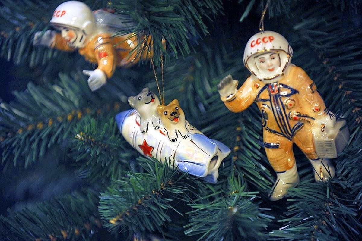 Фотография советских елочных игрушек-космонавтов и собак-космонавтов на новогодней елке