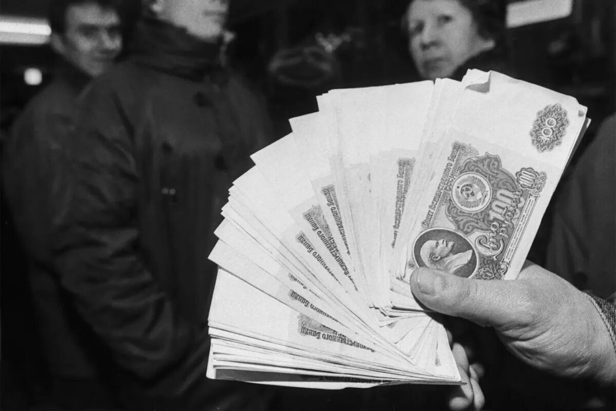 Хаос на вокзалах и в аэропортах во время первых часов Павловской реформы