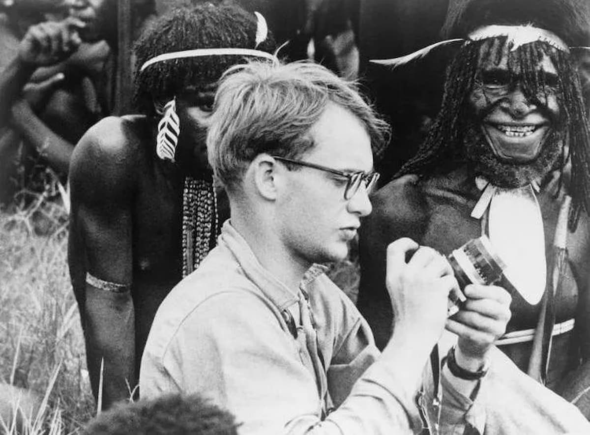 Рокфеллер с фотоаппаратом и туземцы 1961