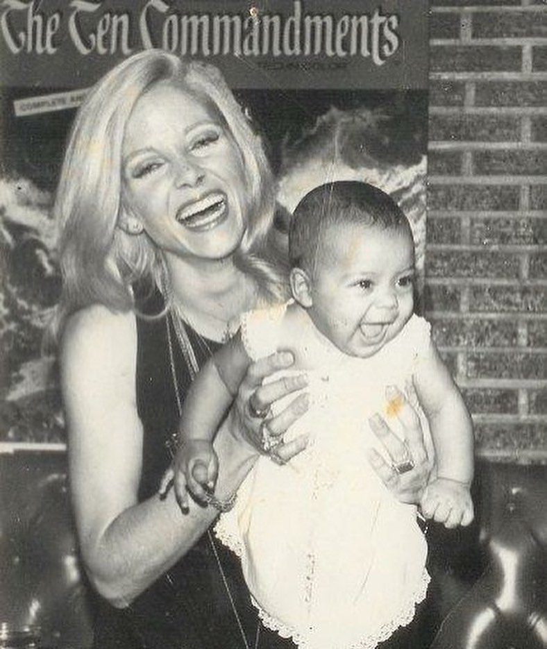 Мать и дочь: Сью Лайон с ребенком Ноной