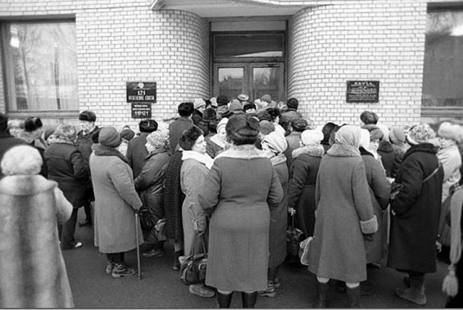 Очередь из пенсионеров возле сберкассы во время Павловской реформы