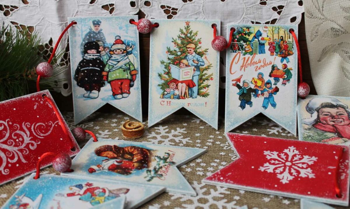 Гирлянда из флажков с советскими новогодними открытками и поздравлениями