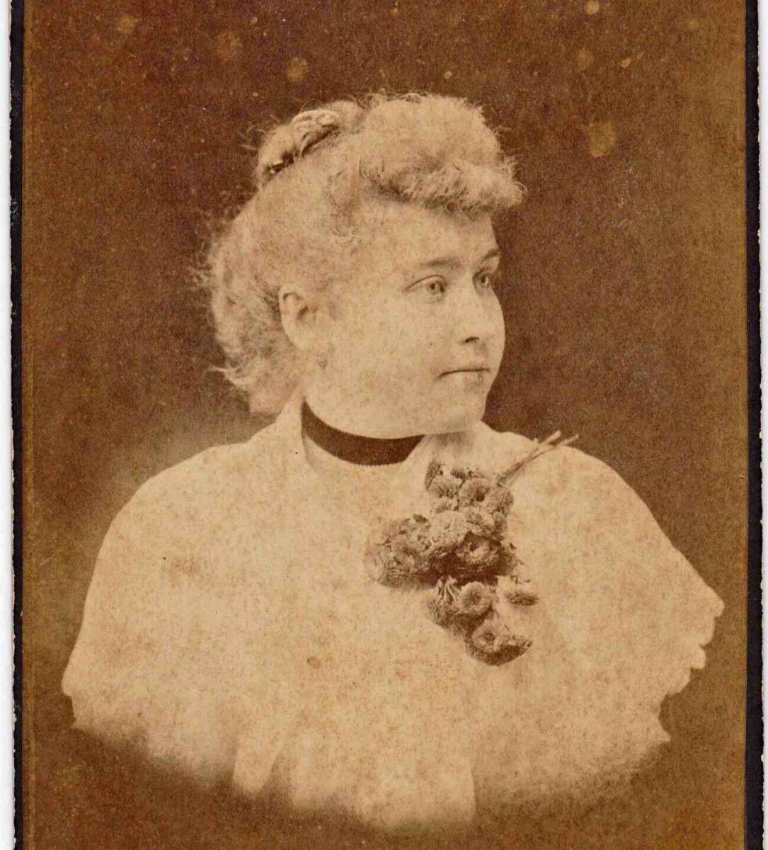 Сара Винчестер в трауре фотография 1894 года в черном платье