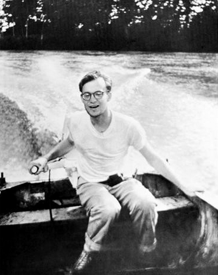 Майкл Рокфеллер в лодке в 1961 году