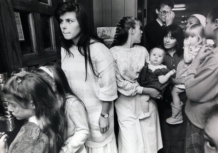 Женщины и дети секты Ветвь Давидова на ранчо Маунт Кармел