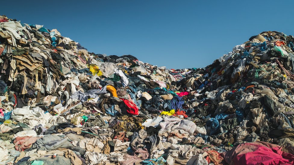 Панорамный вид на огромные горы выброшенной одежды, простирающиеся по пустыне Атакама