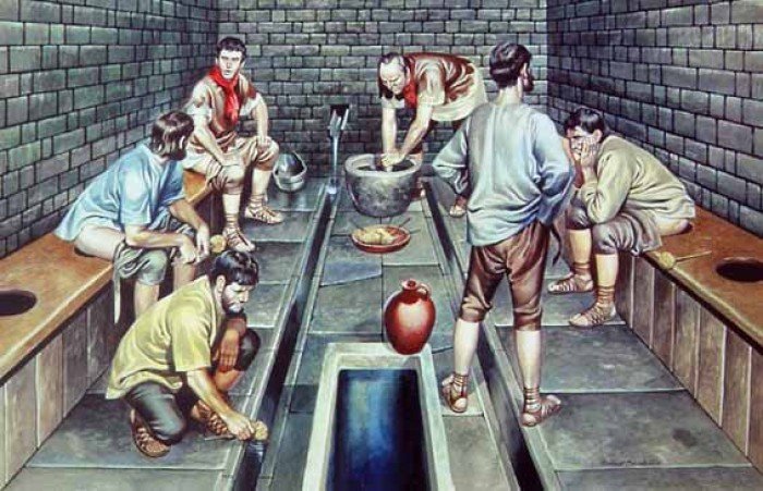 Общественный туалет вескпасиан в Древнем Риме с проточной водой