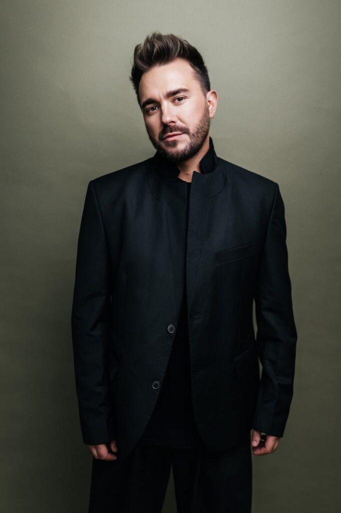 Тимур Камышанский — российский певец, композитор и ведущий