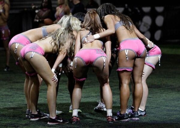 «Лига Х» — американский футбол, в который играют красотки в нижнем белье