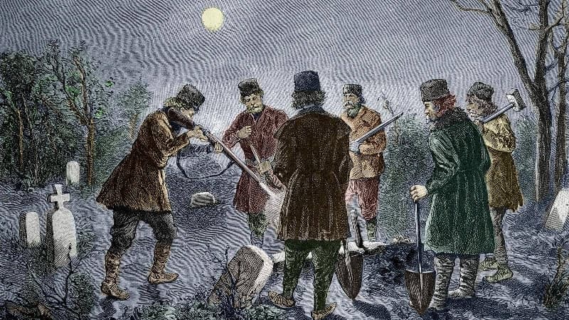 Старинная гравюра: группа людей с лопатами и факелами ночью на кладбище раскапывает могилу