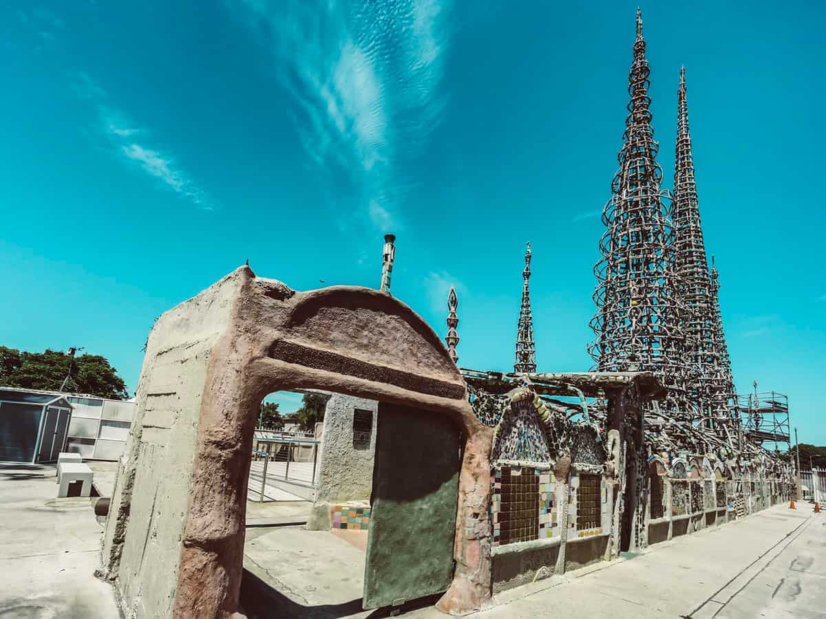 Панорамное фото башен Уоттса (Watts Towers) в Лос-Анджелесе, Калифорния