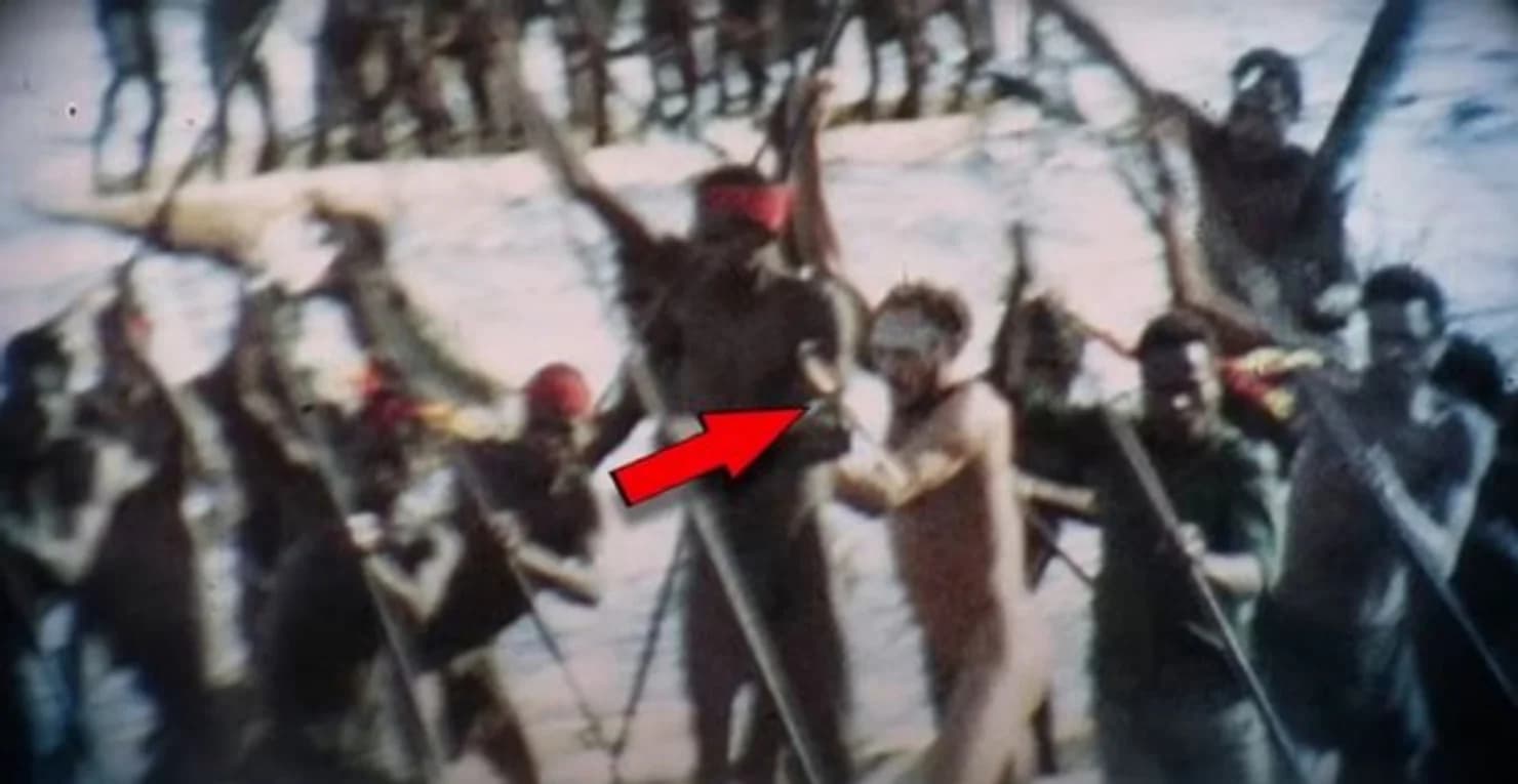 Белый человек среди асматов на архивном снимке репортёра Милта Маклина