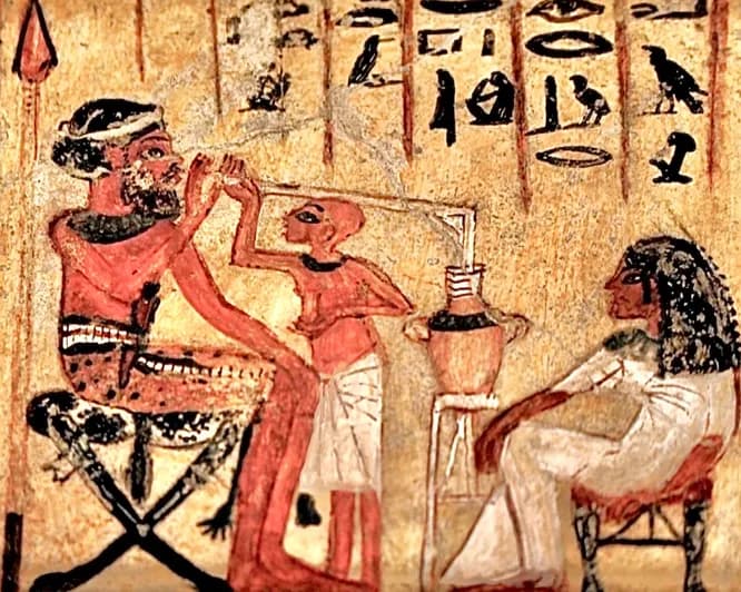 Древнеегипетское изображение человека пьющего через трубочку