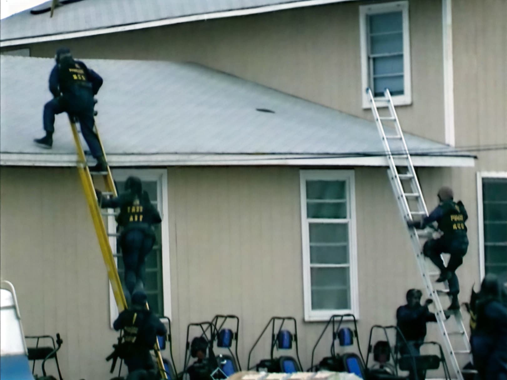 Агенты ФБР поднимаются на крышу ранчо Маунт Кармел в апреле 1993 года