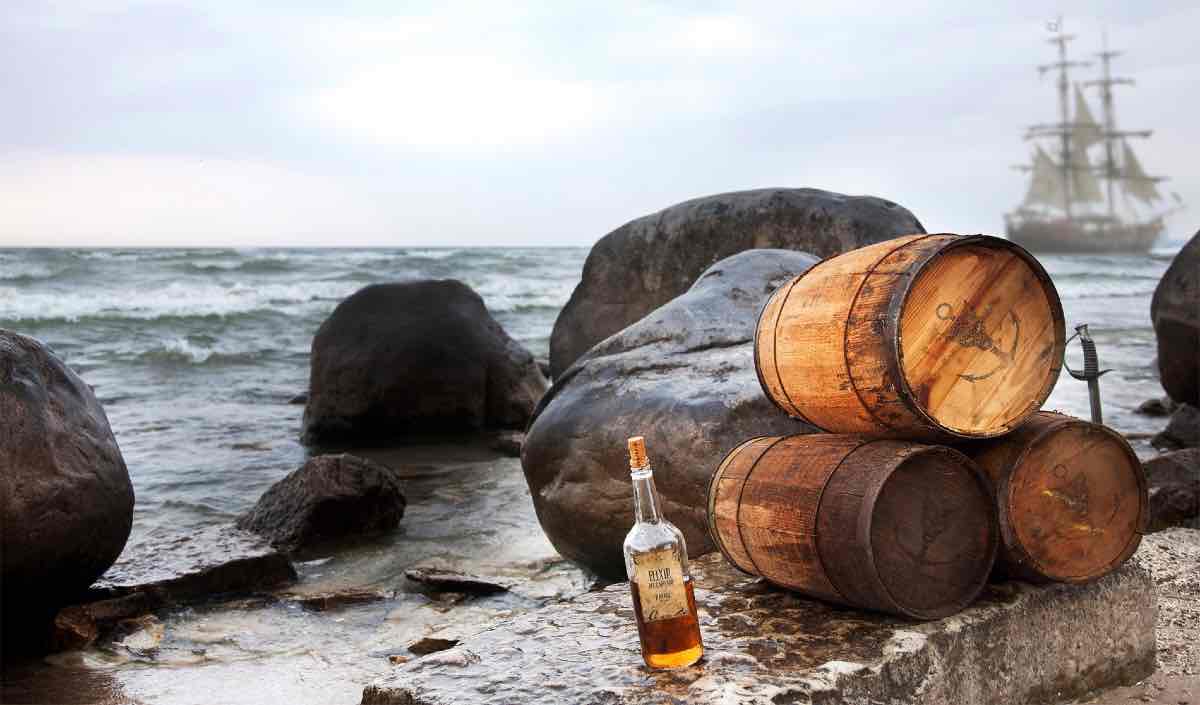 Бочки с ромом на паруснике (rum barrels on a sailing ship)