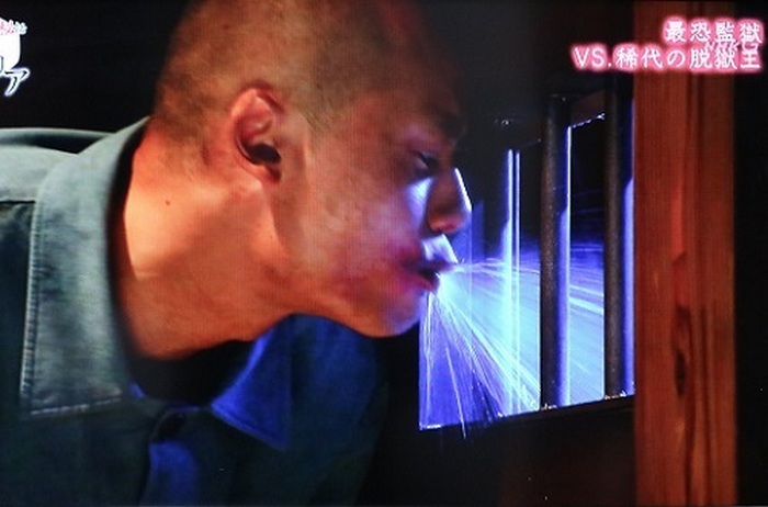 Экспонат музея Абасири: Ёсиэ Сиратори сплёвывает мисо-суп на решётку кормушки в двери камеры