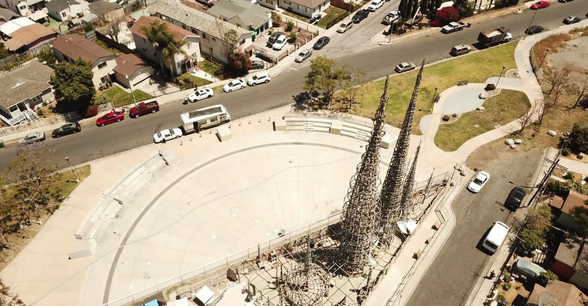 Аэрофотосъемка башен Уоттса, демонстрирующая их расположение на участке