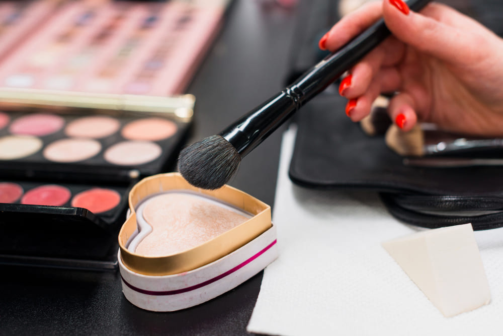 Bigpicture ru crop woman with brush powder 4298943