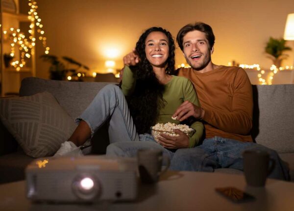 Как устроить «кинотеатр дома» за 30 минут: лайфхаки для уютного вечера