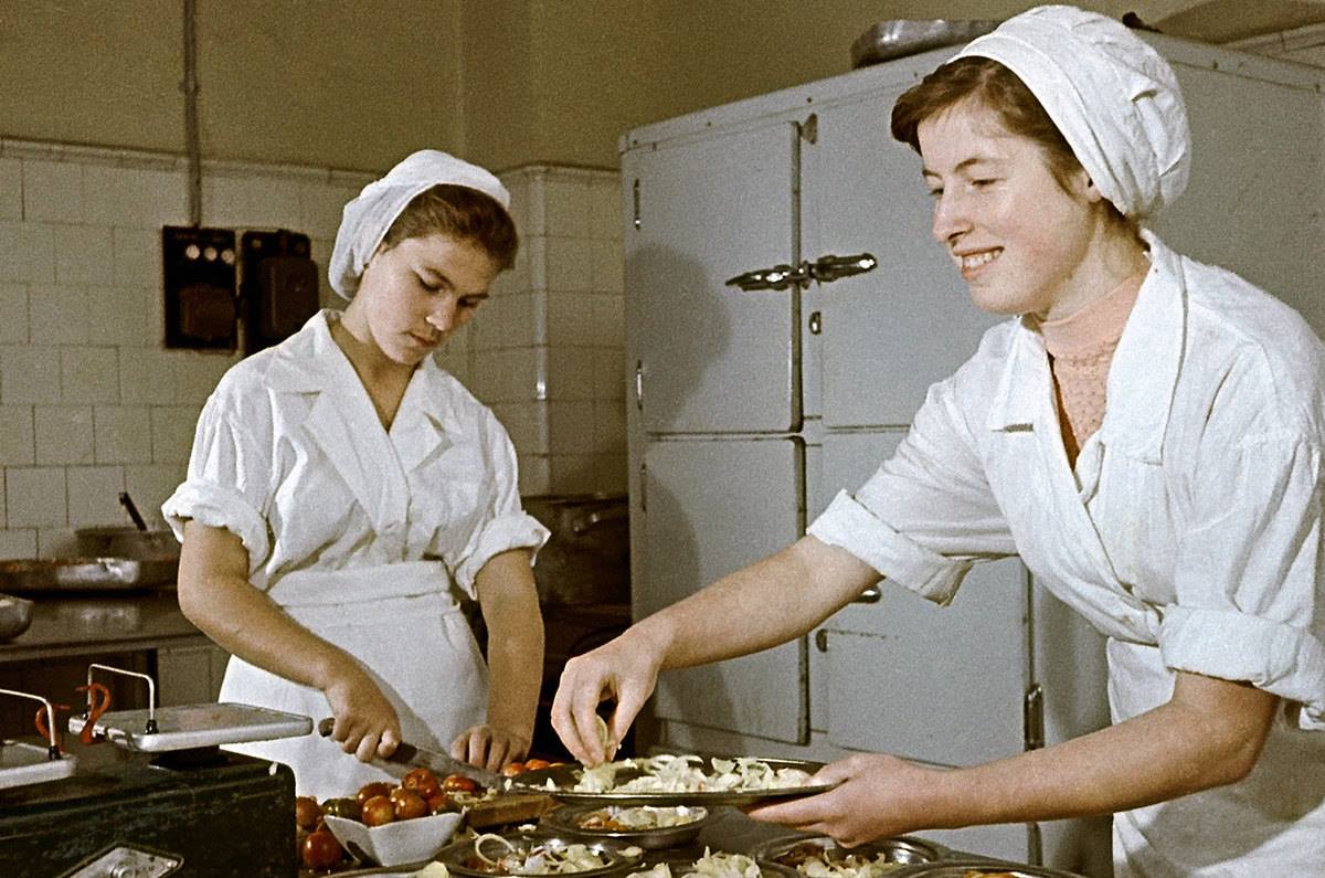 Советская кухня: еда на столе, кастрюли и посуда эпохи СССР