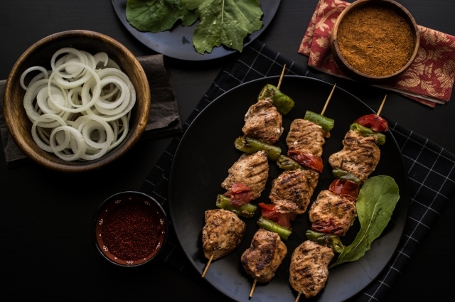 Натюрморт с шашлыками на мангале