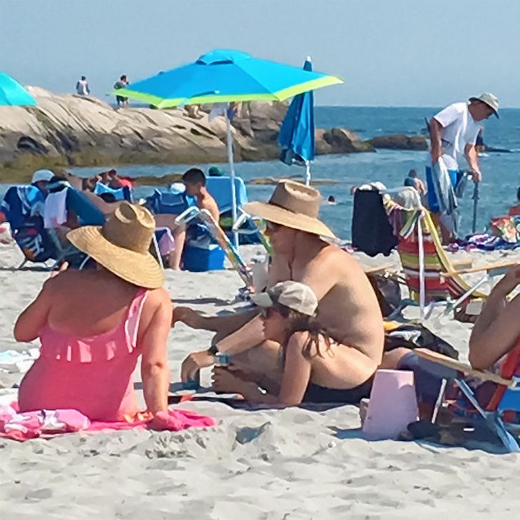 Обманчивый ракурс: голова человека на заднем плане идеально совмещается с коленкой человека на переднем плане