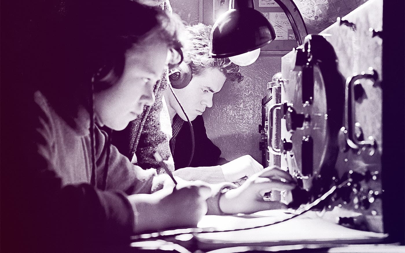 Два человека в наушниках слушают радиосигнал, 1950-е