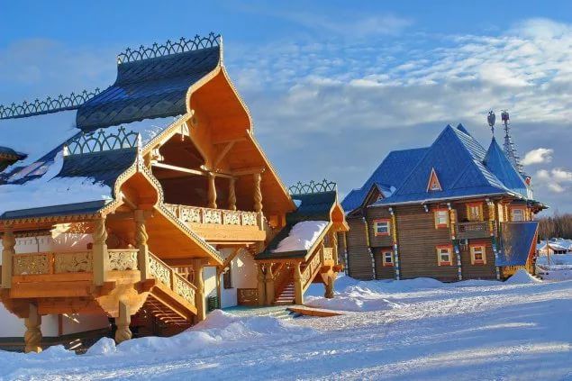 Деревня Верхние Мандроги на берегу реки Свирь зимой деревянные терема в снегу