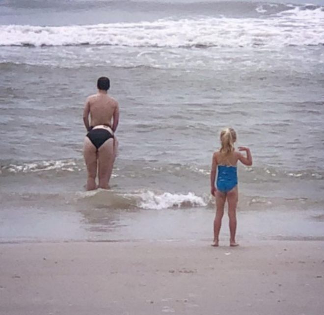 Смешной пляжный ракурс: нога человека на переднем плане кажется гигантской ягодицей