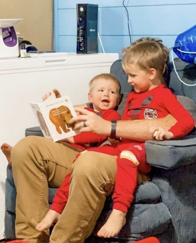 Оптический обман: взрослые руки и ноги на переднем плане кажутся принадлежащими детям на заднем плане