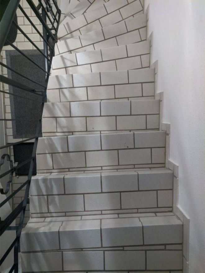 Загадочная лестница: перспектива делает непонятным, куда именно ведут эти ступеньки вверх или вниз