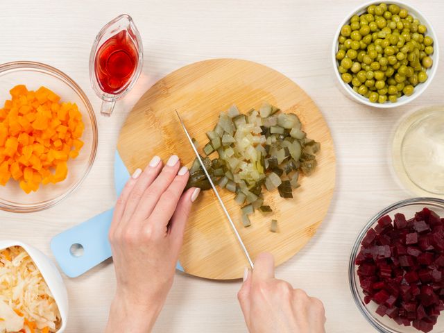 Нарезание отваренных овощей для винегрета