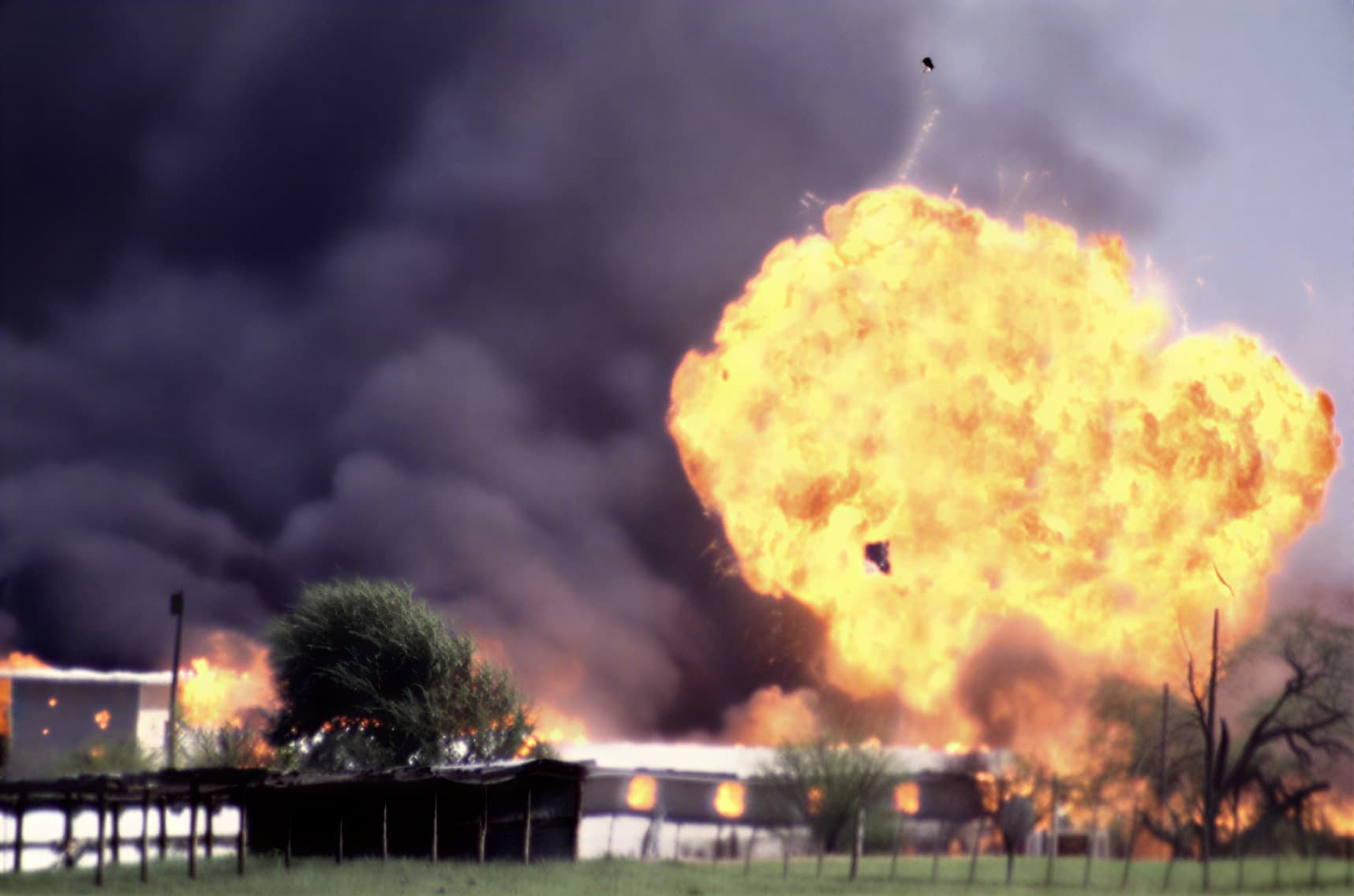 Пожар на ранчо Маунт Кармел во время финального штурма 19 апреля 1993 года