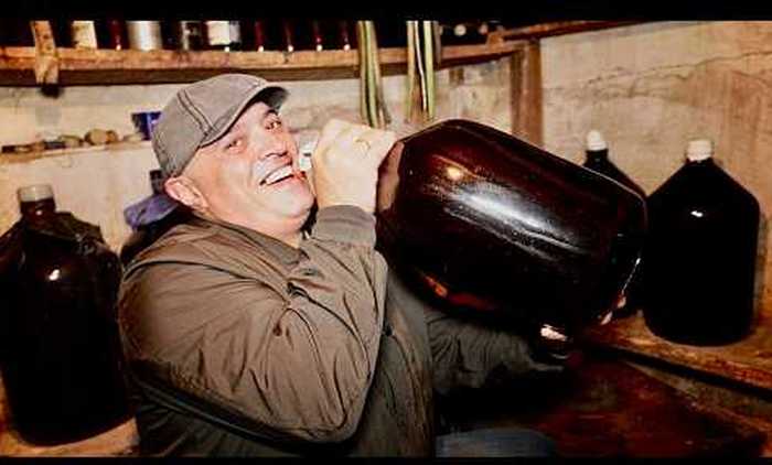 мужчина с бутылем домашнего вина