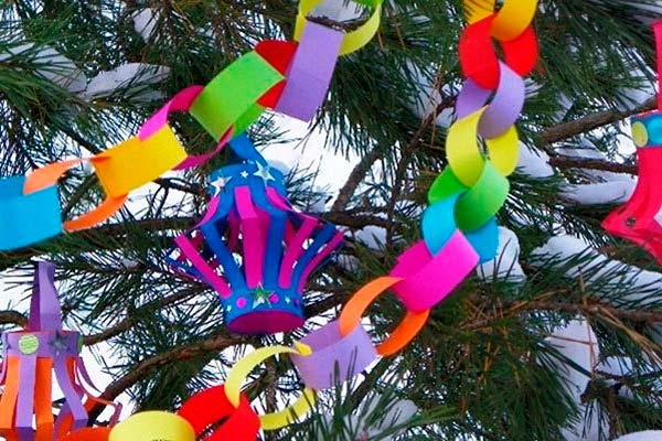 Цветная бумажная гирлянда-цепочка на ветках новогодней елки