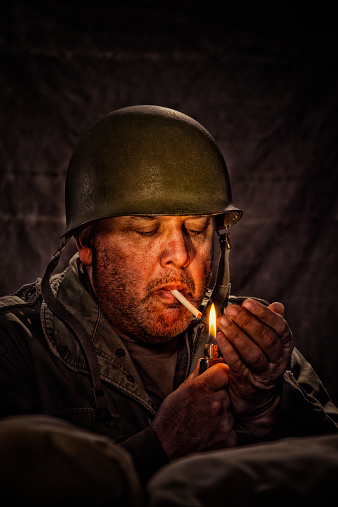 Американские солдаты Второй мировой войны с зажигалками Zippo