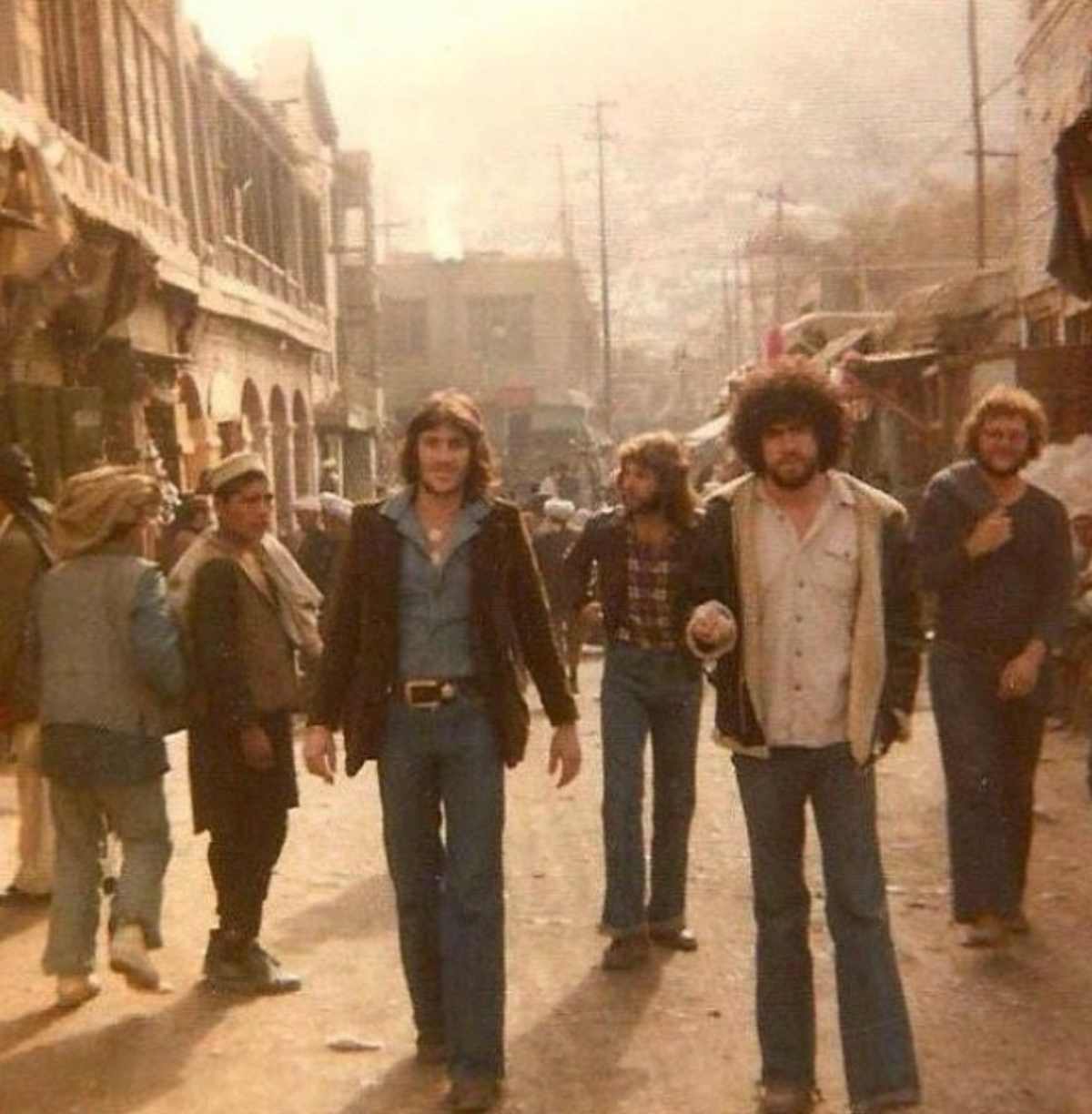 Фотография оживленной улицы Кабула в 1970-е годы с местными жителями и путешественниками