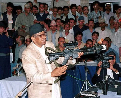 Спикер непальского Дома Ассамблеи демонстрирует винтовку M16A2, использованную принцем Дипендрой